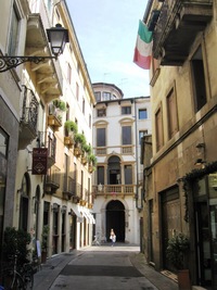 Pojďme však za jeho dalšími stavbami