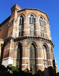 Za chrámem je náměstí Campo dei Frari