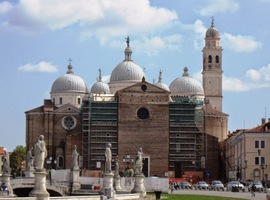 Zamáváme k opatství s chrámem Santa Giustina