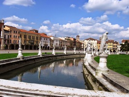 s 84 sochami na březích