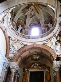 Rudý nádech mají i oblouky nad oltářem