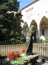 Na jednom z nich byla tato socha: