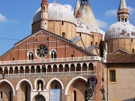 Kolem Antonínova chrámu