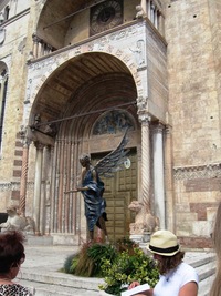 s andělem (a naší průvodkyní) před portálem