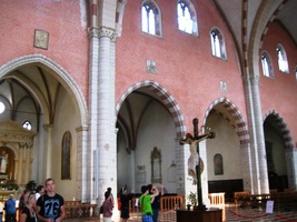 v netypicky cihlové stavbě