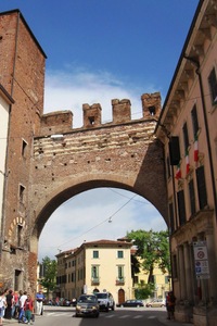 Vystupujeme u této brány,