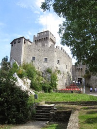 Stojí zde i tři hradní pevnosti