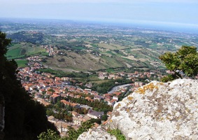 na které město i stát stojí,