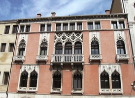 a paláce se chlubí svými fasádami