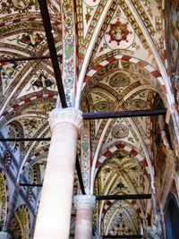 Nádhernou klenbu nese dvanáct mohutných sloupů