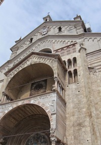 je mohutná trojlodní románská stavba