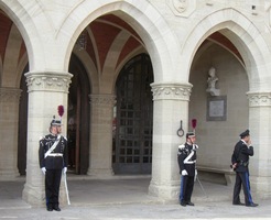Všichni se snadno vejdou do vládního paláce