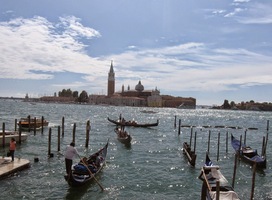 zatímco zprava na vás dorážejí stříbrné vlny moře