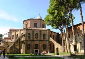 a pohled z něj na kostel