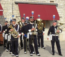 a za účasti celé armády,