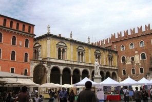 a sousednímu Piazza dei Signori