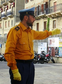 která zde navíc obřadně řídí dopravu