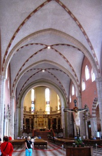 Je to typické gotické trojlodí,