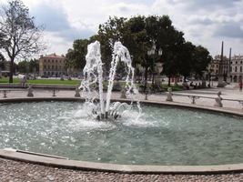 jdeme přes obrovské náměstí Prato della Valle