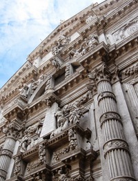 třeba takto "přeplácané" fasády