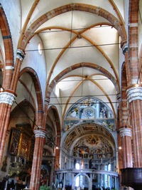 Interiéru dominuje červený mramor sloupoví,