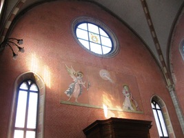 Díky důmyslné architektuře "světla a tmy"