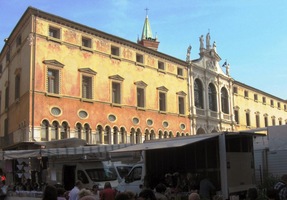 přicházíme na hlavní náměstí města