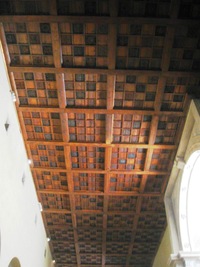 Kazetový strop je, saqmozřejmě, z pozdfější doby