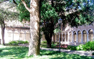 Na jeho nádvoří jsou ambity