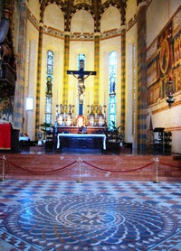 Mozaika dlažby konkuruje svou krásou i hlavnímu oltáři