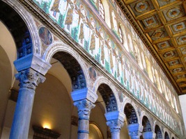 Oblouky na sloupech s antickými hlavicemi