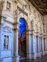 Je to tedy stejně "poslední amfiteátr"