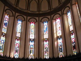 Kněžiště je narozdíl od krypty plné světla