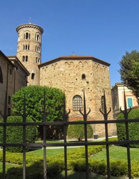 V jeho zadní části je šestiboké baptisterium -