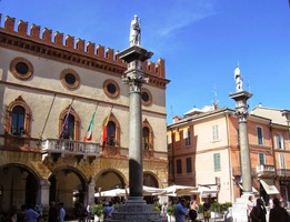 se dvěma vítěznými sloupy