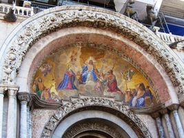 s mozaikami ze šesti století