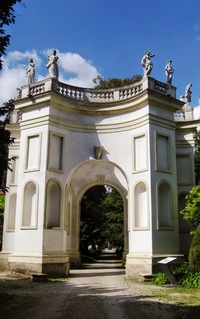 v rozlehlém parku (už daleko od Vicenzy),