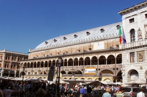 se soudním palácem Palazzo della Ragione (Il Salone)