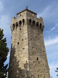 s mohutnou věží s cimbuřím,