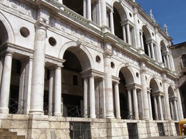 Je to tzv. Basilica Palladiana -