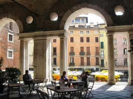 který spojuje náměstí Signori s náměstím Piazza Erbe