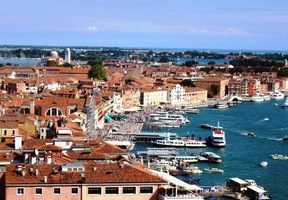 Přístav na modrém moři