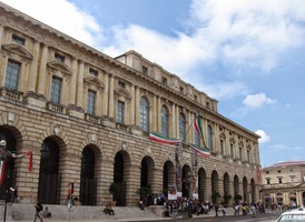 Architektura paláců na náměstí Piazza Bra