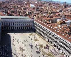 a lidé na náměstí připomínali mravence