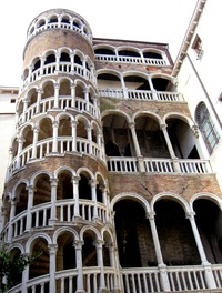 Tento má schodiště málem až do nebe