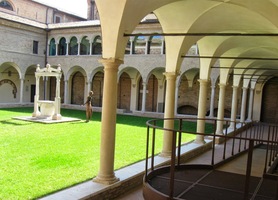 kterým se vchází do chrámu