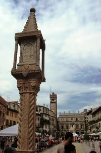 k nejstaršímu náměstí Piazza delle Erbe