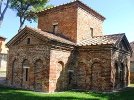 Na druhém konci dvora je tato stavba