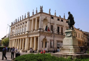 v pozadí s palácem Palazzo Chiericati
