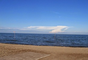 Pláže byly opuštěné a plné odpadků,